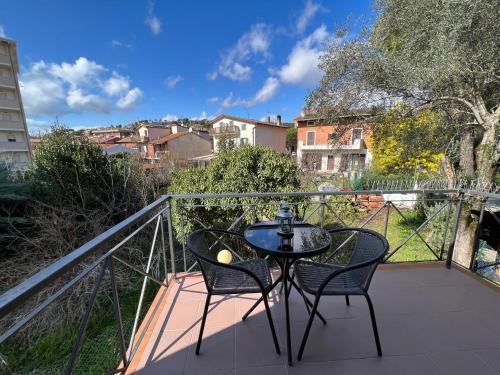 un patio con 2 sillas y una mesa en el balcón en Casa Rodella -SUITE- San Sisto Perugia, en Perugia