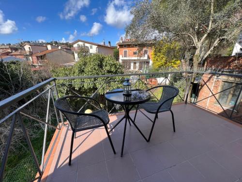 un patio con 2 sillas y una mesa en el balcón en Casa Rodella -SUITE- San Sisto Perugia, en Perugia