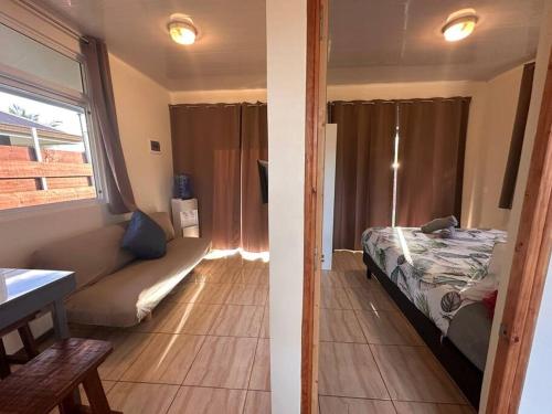 ein kleines Zimmer mit einem Bett und einem Fenster in der Unterkunft TVH LODGE MOOREA accès mer FARE HO'E in Maatea