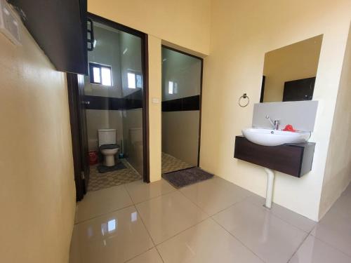 La salle de bains est pourvue d'un lavabo et de toilettes. dans l'établissement Singhs elite apartment, à Nadi