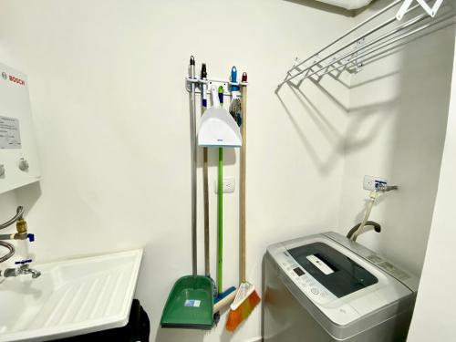 多斯克布拉达斯Apartamento En La Naturaleza Dosquebradas的带水槽和洗衣机的浴室
