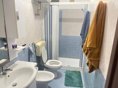 e bagno con servizi igienici, lavandino e doccia. di Marina di San Lorenzo Guest House a Marina di San Lorenzo