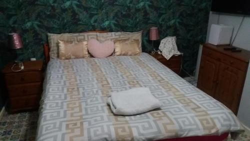 Cosy furnished double room in a great quiet location walking distance to seaside and town في Kent: غرفة نوم عليها سرير ومخدة