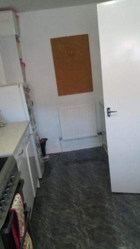Η κουζίνα ή μικρή κουζίνα στο Double room located within walking distance to seaside and town