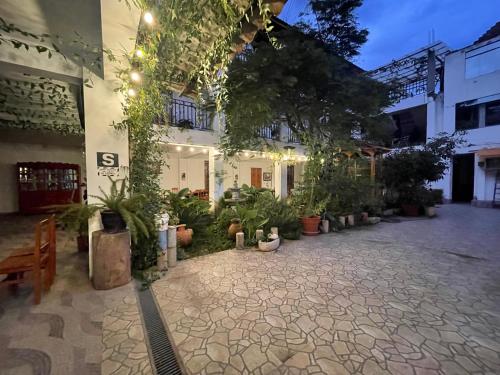 un patio de un edificio con muchas plantas en El Oasis de Dorita en Caraz