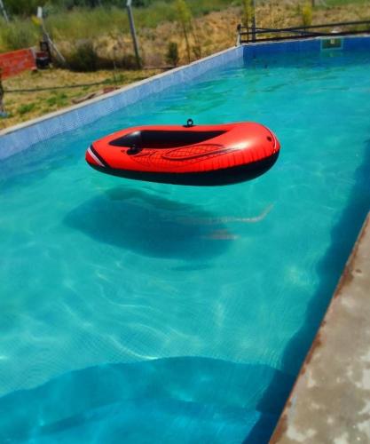 una balsa roja sentada en una piscina en Don emilio en Trelew