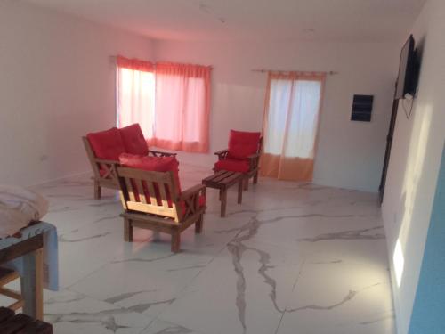 ein Wohnzimmer mit 3 Stühlen und einem Sofa in der Unterkunft Don emilio in Trelew