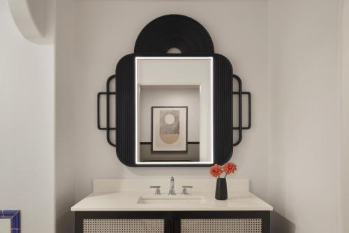 een badkamer met een wastafel en een spiegel bij Kimpton Canary Hotel, an IHG Hotel in Santa Barbara