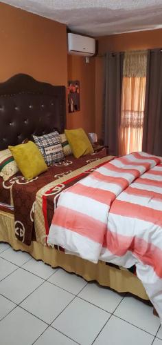 Een bed of bedden in een kamer bij Finest Accommodation Bridgeview House #21