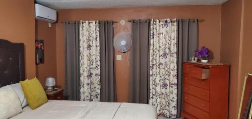 Een bed of bedden in een kamer bij Finest Accommodation Bridgeview House #21