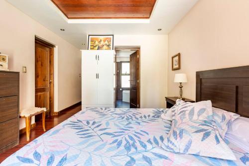1 dormitorio con 1 cama grande y vestidor en Quinta family house en Ciudad Lujan de Cuyo