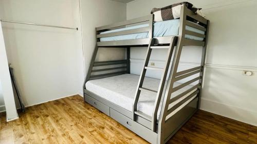 מיטה או מיטות קומותיים בחדר ב-Tranquil Coastal Escape