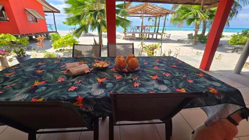 una mesa con zapatos en la playa en Tikehau HereArii Airbnb, en Tikehau