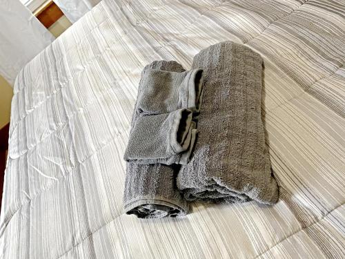 Lux 3BR, Steps from Airport, U of R & Grocery Storesにあるベッド