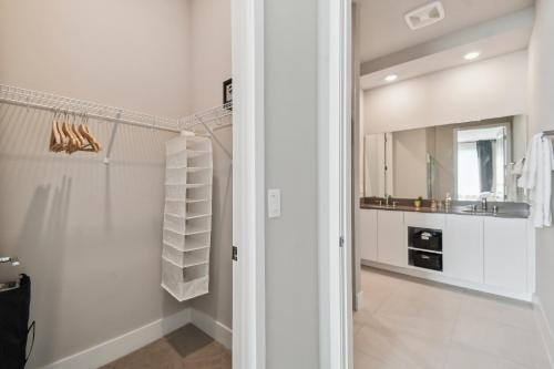Stunning New Condo Close to Disney World photo 35