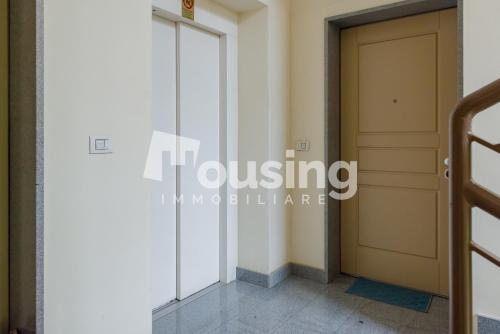 um corredor com uma porta num edifício em Topazio Apartment; pratico, moderno e signorile! em Turim