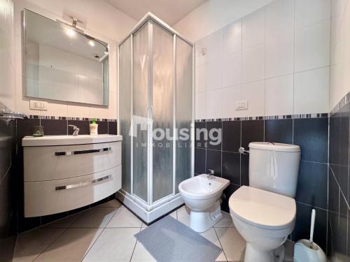 a bathroom with a toilet and a sink and a shower at Topazio Apartment; pratico, moderno e signorile! in Turin