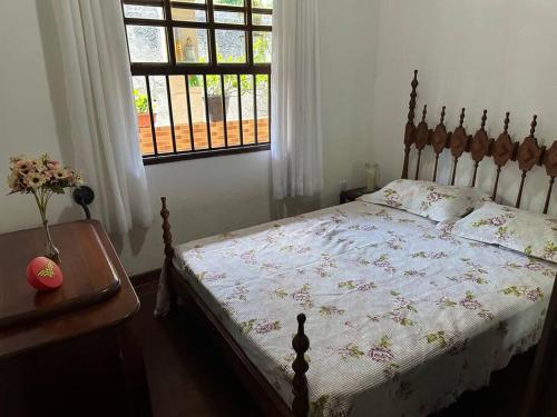 een slaapkamer met een bed en een raam bij Casa no campo in Bom Jardim