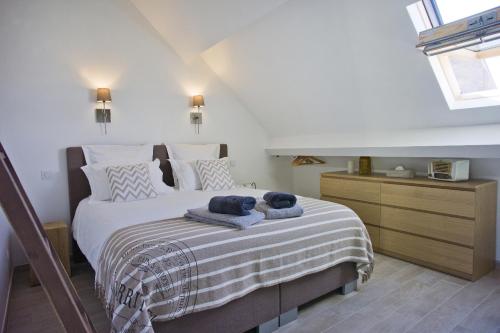 une chambre avec un lit avec un ours en peluche dessus dans l'établissement La Terrasse des Climats, à Beaune