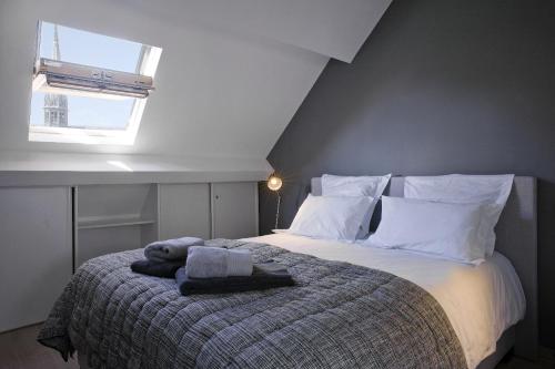 ボーヌにあるLa Terrasse des Climatsのベッドルーム1室(テディベア付きのベッド1台付)
