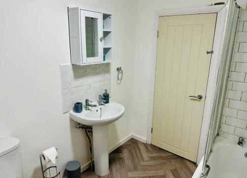 uma casa de banho com um lavatório, um WC e um espelho. em *Newcastle City* Modern 2 Bedroom House em Newcastle upon Tyne