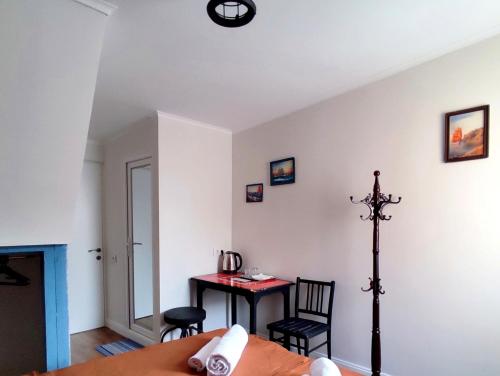 ein Zimmer mit einem Tisch und einem Kreuz an der Wand in der Unterkunft 9 Doors in Tbilisi City