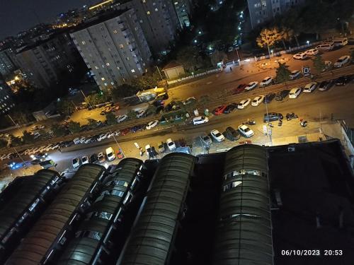 una vista aérea de una calle de la ciudad por la noche en Journey's Ease en Estambul