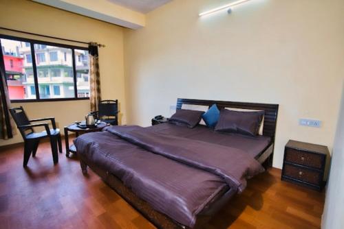una camera con un grande letto e una finestra di The Regency by Boho Stays a Shimla