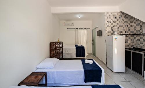 Kleines Zimmer mit einem Bett und einem Kühlschrank. in der Unterkunft Flats Ledy in Cayru