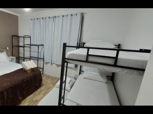 a bedroom with two bunk beds and a window at Apto Essepê! Expo Center Norte, Rodoviaria Tiete e Brás Vautier in São Paulo
