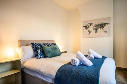 a bedroom with a bed with towels on it at Manchester Serviced Accommodation NorthernNightzzz - The Park in Manchester