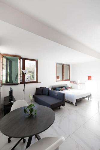 Svetainės erdvė apgyvendinimo įstaigoje Santa Marta Luxury Apartment Duomo