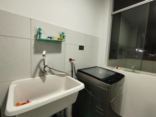 baño con lavabo y cubo de basura en Departamento moderno en el centro de la ciudad, en Ilo