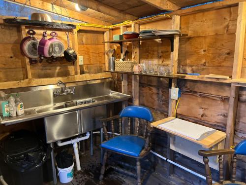 eine Küche mit einer Spüle sowie einem Tisch und Stühlen in der Unterkunft EcoCottage Private Hot Tub in Union