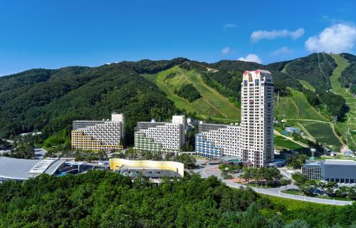 平昌的住宿－Phoenix Resort Pyeongchang，山前的一组建筑