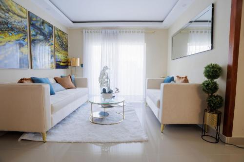 - un salon avec un canapé et une table dans l'établissement Luxury Penthouse, à San Francisco de Macorís