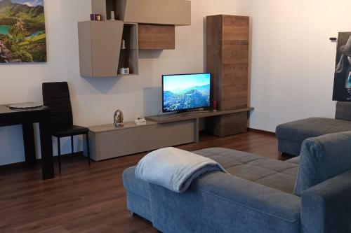 Il comprend un salon doté d'un canapé et d'une télévision à écran plat. dans l'établissement Mountain View 1 - ADMINRO, à Braşov