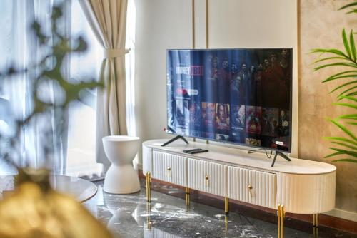 TV a/nebo společenská místnost v ubytování Royce Residence KLCC by Cobnb
