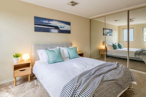 En eller flere senge i et værelse på The Stirling - Experience the Sea to City Lifestyle