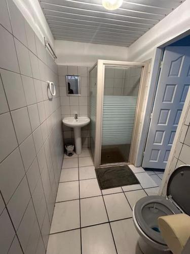 ein Bad mit einem WC und einem Waschbecken in der Unterkunft L'escale de Paramana Ouest in Matoury