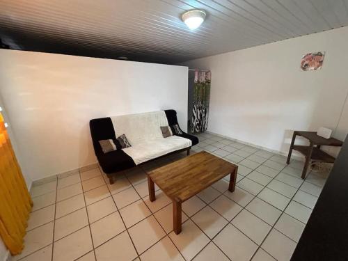 - un salon avec un canapé et une table basse dans l'établissement L'escale de Paramana Ouest, à Matoury