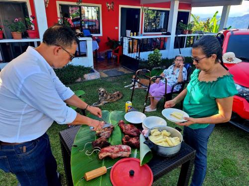 un hombre y una mujer preparando comida en una mesa en Finca Cafetera Mi Bendición, en Marquetalia