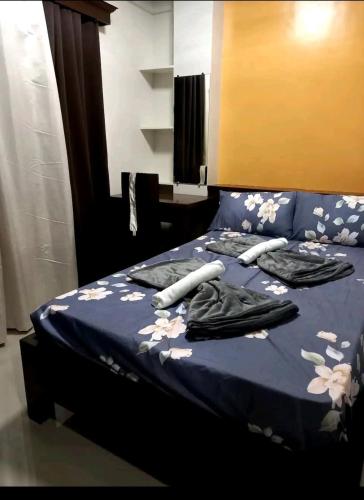 a bedroom with a blue bed with flowers on it at Haven Haus with Mountain View in Baguio