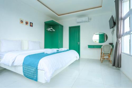 um quarto com uma cama grande e uma janela em Ubu Villa Gito Gati - 4 Bedrooms Villa near Yogyakarta City Center em Ngaglik