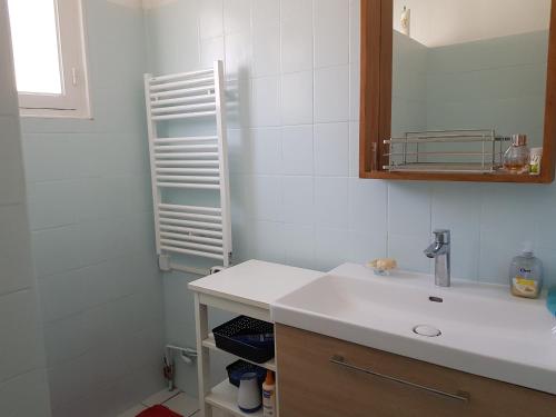 uma casa de banho branca com um lavatório e um espelho em Appartement Banyuls-sur-Mer, 3 pièces, 4 personnes - FR-1-309-380 em Banyuls-sur-Mer