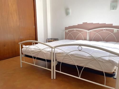 バニュルス・シュル・メールにあるMaison Banyuls-sur-Mer, 4 pièces, 6 personnes - FR-1-309-34の金属製のフレーム付きベッド