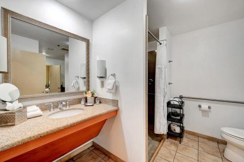 Bilik mandi di Royal Oasis Suite at Platinum Hotel-Strip Views