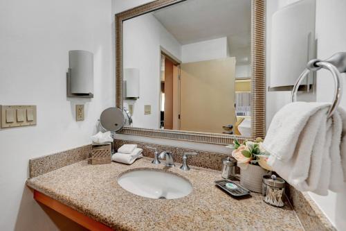 Bilik mandi di Royal Oasis Suite at Platinum Hotel-Strip Views
