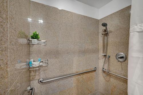 Bilik mandi di Royal Oasis Suite at Platinum Hotel-Strip Views