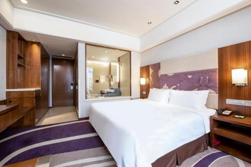 Postel nebo postele na pokoji v ubytování Holiday Inn Qingdao City Center by IHG - May 4th Square